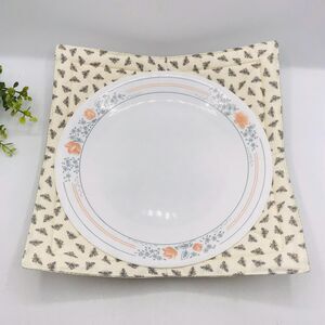Microwave Dinner Plate Cozy: Reversible, Neutral Bees on Cream Cottage Garden